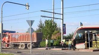 Kayseri'de feci kaza! Kamyon ile tramvay çarpıştı: Yaralılar var