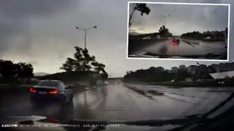 Yağmurda kontrolden çıkan otomobil bariyere çarptı