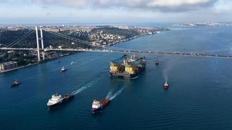 Dev vinç gemisi İstanbul Boğazı'ndan geçiyor