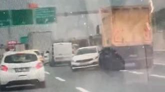 Korku dolu anlar... Önüne aldığı otomobili böyle sürükledi!