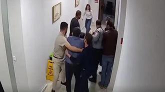 Devlet hastanesinde yumruklu kavga kamerada! Hastane müdürü açığa alındı