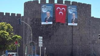 Diyarbakır surlarında Bahçeli'nin dev posteri asıldı: Kardeşlik Kalbimizde, Gelecek Aklımızda