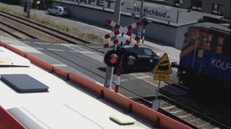 İkaz ışıklarına aldırış etmedi! Hızla gelen tren...