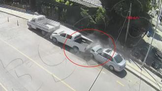 Otomobilin park halindeki araçlara çarptığı kaza kamerada