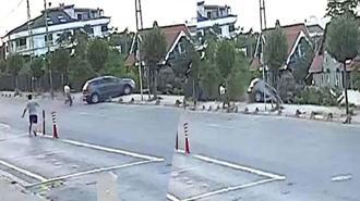 Park etmek isterken fren yerine gaza bastı; boş araziye uçtu