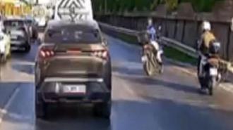 Trafiktekiler yardıma koştu! Emniyet şeridinde...