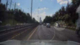 Üsküdar'da emniyet şeridinde duran otomobile motosiklet çarptı