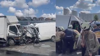 Bağcılar'da seyir halindeki kamyon ile minibüs çarpıştı