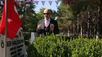 Emekli Korgeneral Zekai Aksakallı, şehit Ömer Halisdemir'in mezarını ziyaret etti