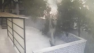 Kaza ucuz atlatıldı! Kıvılcımlar saçarak devrilen...