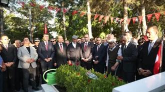 15 Temmuz'un Kahramanı Ömer Halisdemir kabri başında anıldı