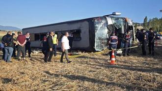 Amasya'da yolcu otobüsü devrildi: 2'si ağır 46 kişi yaralandı