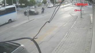 Motosiklete çarpan otomobilin sürücüsünün kaçtığı kaza kamerada