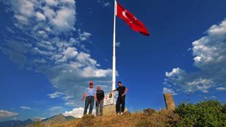 Erzurum'da duygulandıran vefa! Şehit öğretmen Neşe Alten için 1215 rakımlı tepeye dev Türk bayrağı dikildi