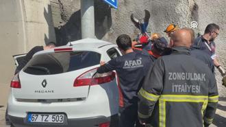 Zonguldak'ta tünel girişine çarpan otomobilin sürücüsü ağır yaralandı