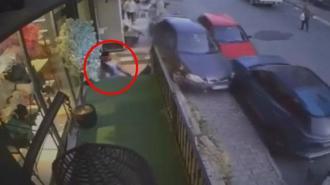 Fren yerine gaza basan sürücü kaldırımdaki kişiye çarptı