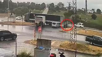 Trafik ışıklarıda korkunç kaza! TIR'ın çarptığı araç...