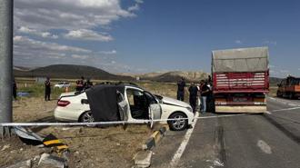 Çankırı'da feci kaza! TIR ile otomobil çarpıştı: 3 ölü, 2 yaralı