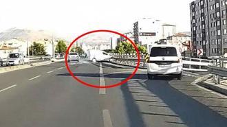 Parçaları etrafa savruldu... Araç içi kamerası o anları kaydetti!