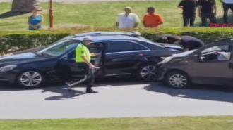 Geri geri giden araca bakan sürücü, önündeki başka araca çarptı