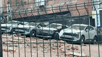 İstanbul'da sıfır araçların üzerinde duvar çöktü