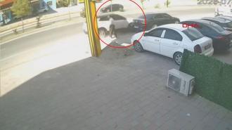 Cip, park halindeki otomobile çarptı, yaya son anda kurtuldu