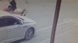 Otomobilin açılan kapısına çarpan motosikletli ağır yaralandı