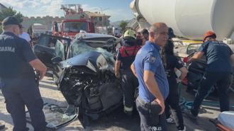 Erzincan'da SUV tipi araçla beton mikserinin çarpışması sonucu 3 kişi yaralandı