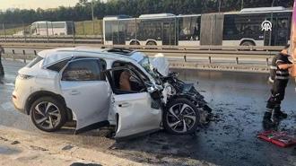 Küçükçekmece'de otomobilin İETT otobüsüne çarptığı kaza kamerada!