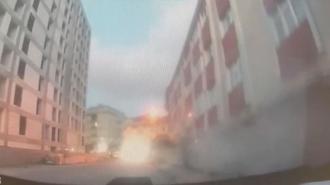Bahçelievler'de tahliye edilen 4 katlı binanın çöktüğü anlar kamerada
