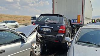 Karayolunu duman kapladı! 13 araçlık zincirleme kaza