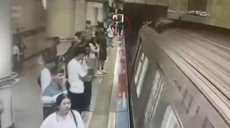 Görme engelli genç raylara düştü! Metro istasyonunda korku dolu anlar
