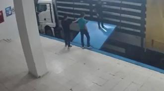Suç örgütü üyesi TIR'ın gizli bölmesinde yurt dışına kaçmaya çalışırken yakalandı