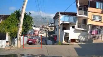 Ayağı gaz pedalında takılı kaldı! Yol vermek isterken...