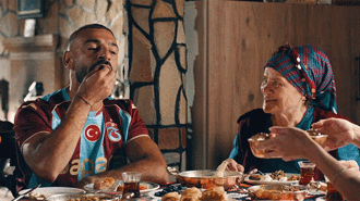 Trabzonspor reklam filminin yıldızı Hatice Akbaş: Salah bana söz verdi, oğlum gibi sarıldım