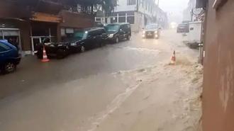 Artvin’de sağanak! Cadde ve sokaklar suyla doldu, ulaşım aksadı