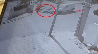 Hafif ticari araçla çarpışan motosikletteki 3 kişi yaralandı