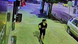 Türk bayrağını çakmakla ateşe verip uzaklaştı! Bayrağa saldıran kadını, kameralar kaydetti