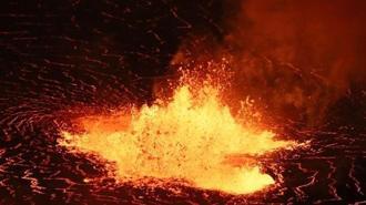 Dünyanın en aktif yanardağlarından biri 53'üncü kez patladı! '150 metre yüksekliğe ulaştı'