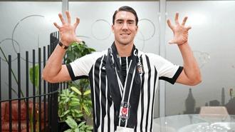 Beşiktaş'ta yeni transfer Dusan Vlahovic için statta imza töreni! 'Şampiyonluk için elimden gelen her şeyi yapacağım'