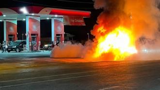 Yakıt aldıktan sonra alev alan otomobilde baba ve 2 oğlu canını zor kurtardı