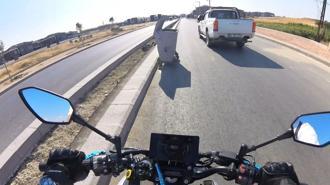 Önündeki aracı sollamaya çalışan motosiklet sürücüsü yola bırakılan çöp konteynerine çarptı