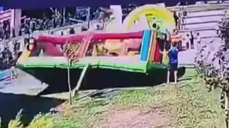 Çekmeköy’de şişme oyun parkı rüzgar nedeniyle ters döndü