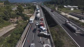 Anadolu Otoyolu Düzce kesimindeki zincirleme kaza ulaşımı aksattı