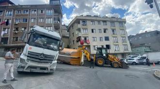 Kağıthane’de korku dolu anlar! Damper havadayken bir anda yan yattı