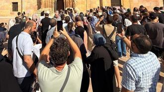 Sivas'ta 'namaz kılan silüet'e ziyaretçi akını! Her gün aynı saatte ortaya çıkıyor