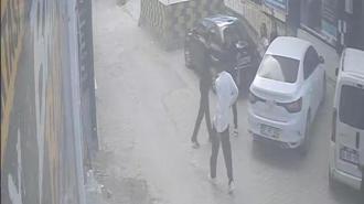 Darbedilen kadını kurtarmak isteyen gencin bıçaklı saldırıya uğradığı anlar kamerada