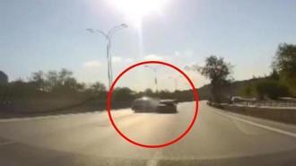 Pendik'te iki otomobilin çarpışması kamerada