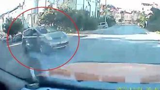 Araç kamerası kazayı anbean kaydetti! Ara sokaktan...