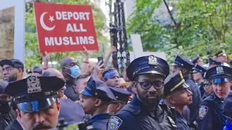 New York'ta İslam karşıtı protestocularla karşıt göstericiler arasında arbede çıktı